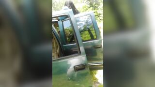 Avec la prostituée dans le jardin public