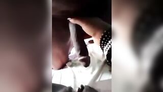 Grosse bite devant la chatte