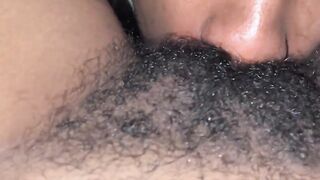 Langue dans la chatte poilue