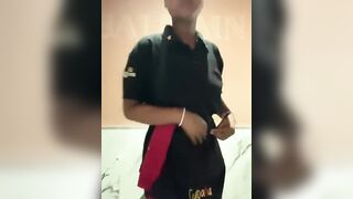 Elle déshabille au travail