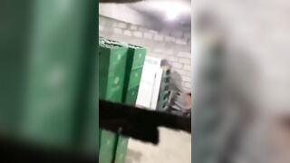 Il baise sa collègue en cachette aux lieux de travail