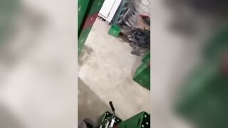 Il baise sa collègue en cachette aux lieux de travail