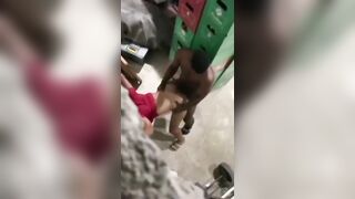 Il baise sa collègue en cachette aux lieux de travail