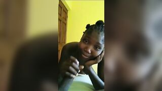 Elle joue avec mon sperme