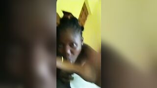 Elle joue avec mon sperme