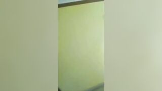 Elle joue avec mon sperme