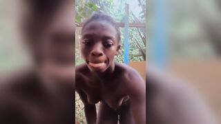 Camerounaise avec concombre