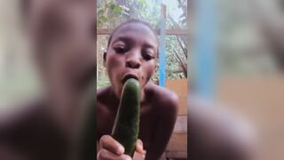 Camerounaise avec concombre