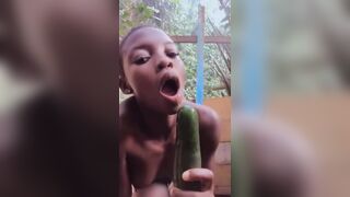 Camerounaise avec concombre