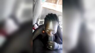 Elle joues avec le penis de son mec dans sa bouche