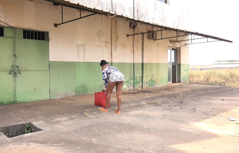Je la surprends dans un chantier abandonné en train d'écrire son journal