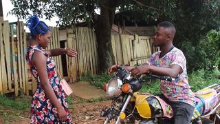 La moto-taxi qui m'emmène au carrefour.