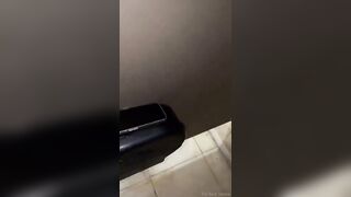 Incroyable ! Je la baise à notre premier date dans les toilettes du resto
