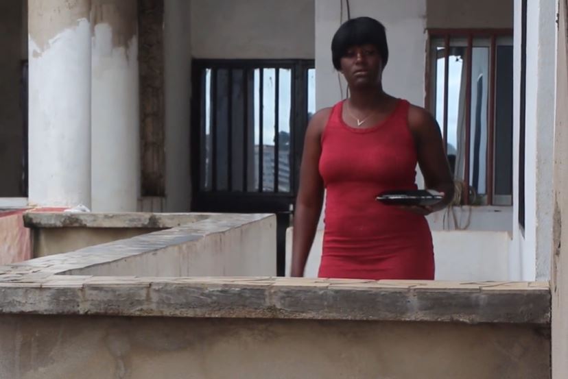 une visite surprise à la voisine alicia que je trouve au milieu de la masturbation