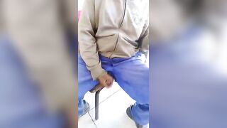 Homme déréglé se masturbe devant son ex femme