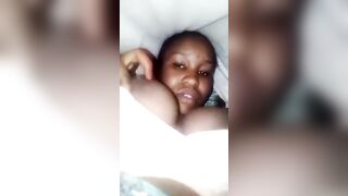 Elle montre sa jolie sein à son ex