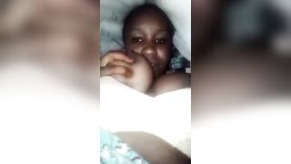 Elle montre sa jolie sein à son ex
