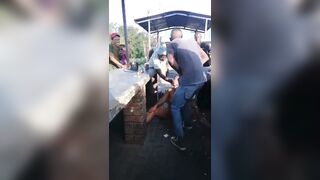 Elle veut baise dans le bar du quartier