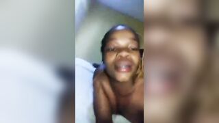 L'oncle baise sa nièce à l'absence des parents