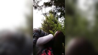 Il baise dans sa copine dans la brousse