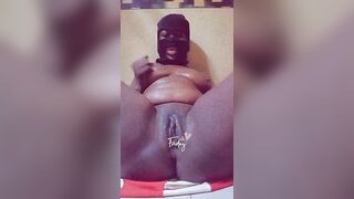 Elle cache son visage mais très excité