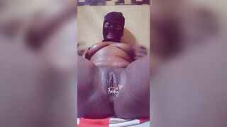 Elle cache son visage mais très excité
