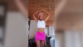 Jeune danse sans caleçon