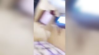 Koumba montre son anus