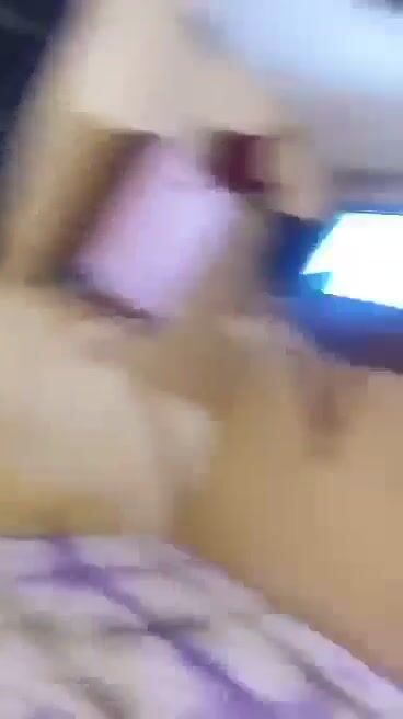 Koumba montre son anus