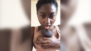 Petite de l’est suce les seins
