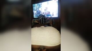 Elle sait faire son travail devant la télé