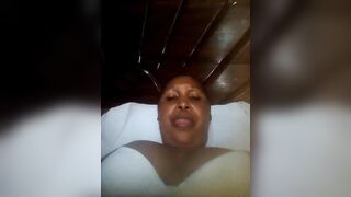 Maman fatou montre sa chatte part 2