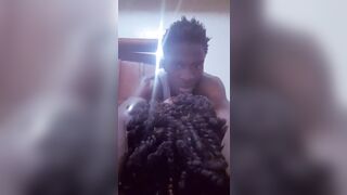 Il baise sa cousine métisse sous la douche