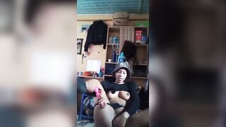 Elle nous offres une séance de masturbation