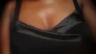 Une femme mariée montre sa chatte