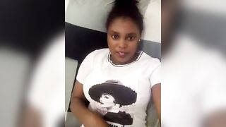 Une belle bawalan fait une vidéo avec ses gros sein