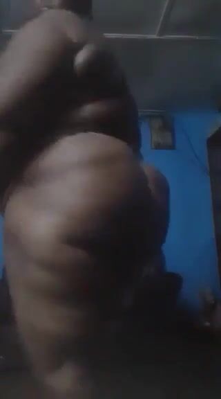 La maman belebele veux excité son copain