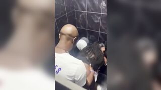 Ils baise dans la toilette