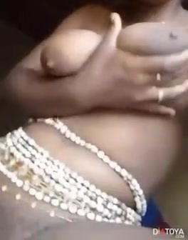 Elle porte baya  blanche et joue son chatte