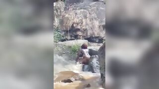Ils baise dans la rivière