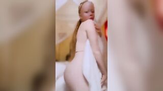 Une albinos fait une vidéo à son copain