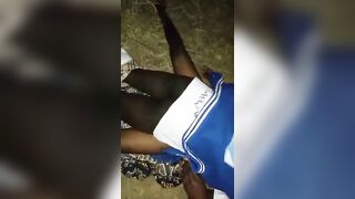 Baise une petite avec sa chatte poillue