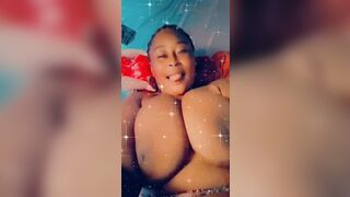 Nafi montre ses seins 1