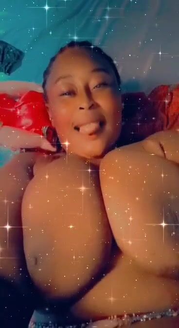 Nafi montre ses seins 1