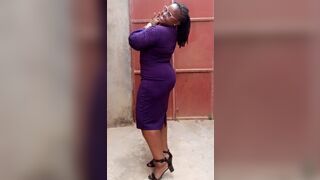 Une bonne dame Kenyane très excité se doigte