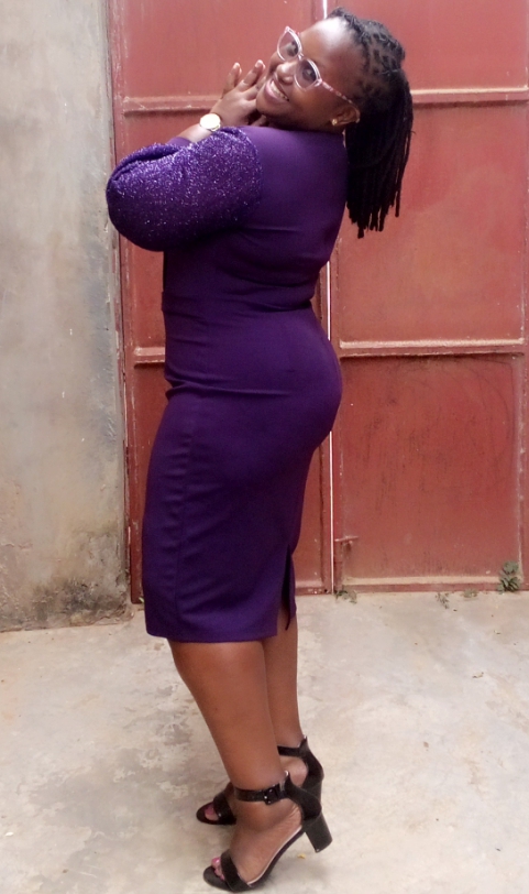 Une bonne dame Kenyane très excité se doigte