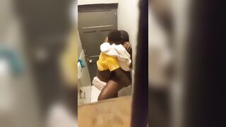 Il baise une pute