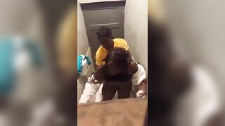 Il baise une pute