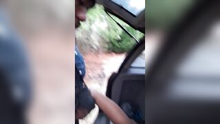 Une minette avec sa petite chatte chevauchée par une grosse bite