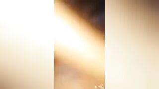 Un pasteur baise une de ses fidèles